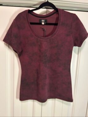 Kut from the Kloth Short Sleeve Scoop Neck Tee in Burgundy with Black Wash